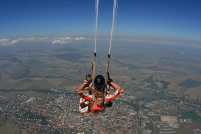 Otevření a let na tandemovém padáku